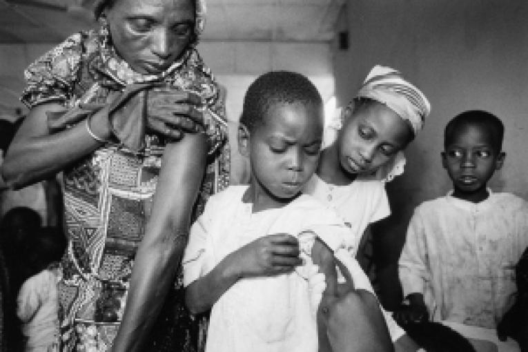 En 1996 dans le Nord Nigéria MSF tente de faire face à l'épidémie de méningite lance une campagne de vaccination et prend en charge les cas.