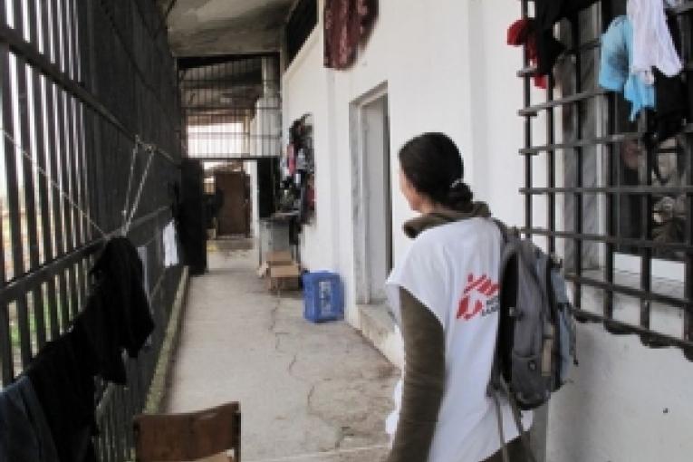 Un coordinateur MSF visite les cellules d'un poste de police à Tychero dans la région d'Evros  Décembre 2010