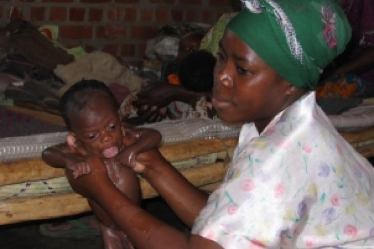 En 2004 MSF ouvre un centre de nutrition thérapeutique à Kayna au Nord Kivu afin de soigner les nombreux enfants atteints de malnutrition aiguë.