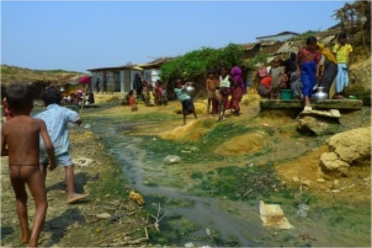 Déplacements forcés intimidations et violences dans le camp de fortune de Kutupalong.