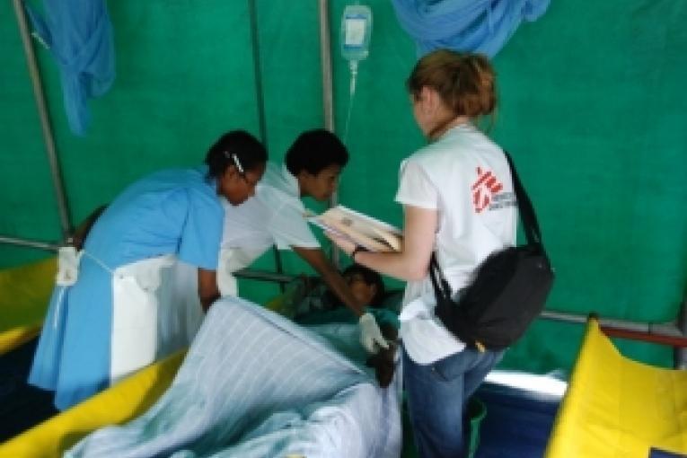 MSF soigne les cas sévères dans un centre de traitement et mène une campagne d'information auprès de la population.