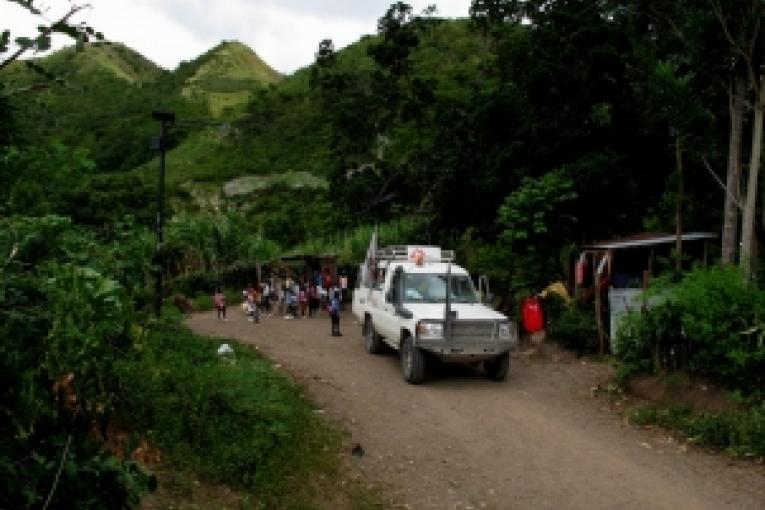 Les équipes de MSF fournissent des traitements du choléra à Rivière Blanche une région isolée au nord du pays