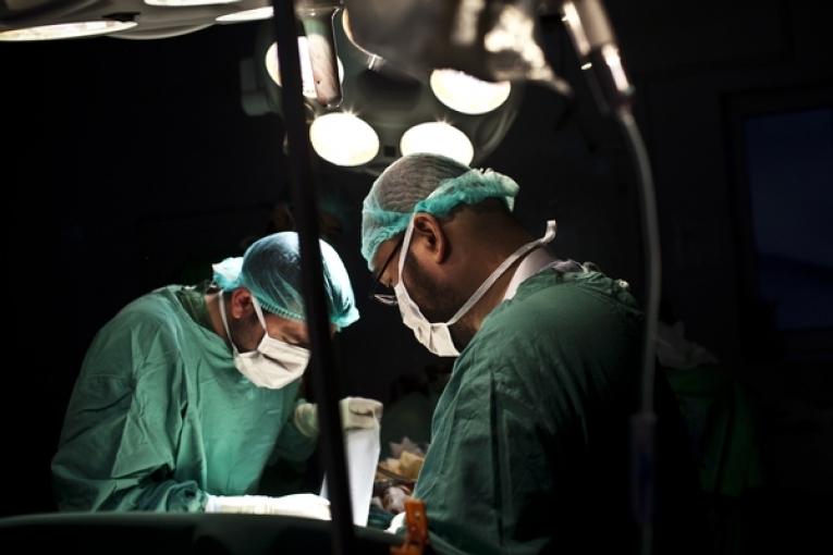 Opération chirurgicale dans l'hôpital de Kunduz Afghanistan en février 2012.