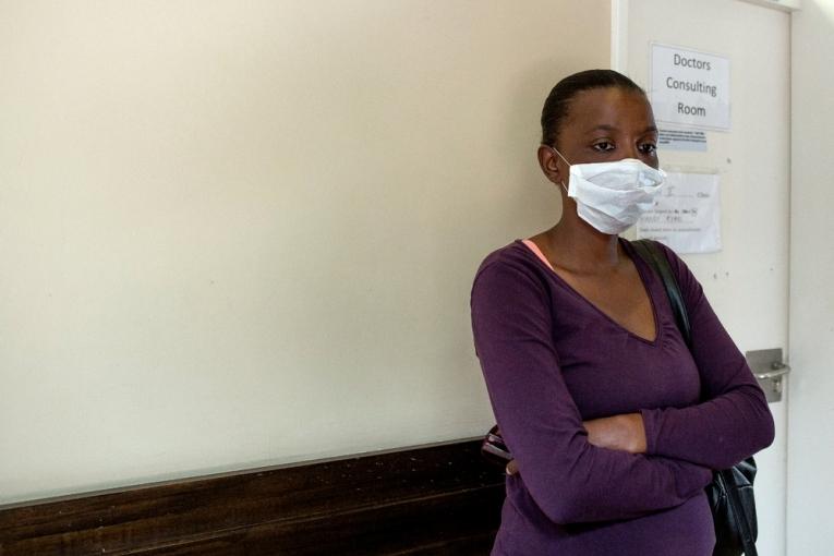 Sibongile atteinte de tuberculose résistante aux médicaments atteint son RDV à la clinique de Kayelitsha en Afrique du Sud. Octobre 2016