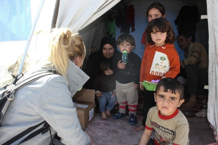 La coordinatrice du projet MSF dans le camp d'Akcakale rend visite à une famille de réfugiés syriens.