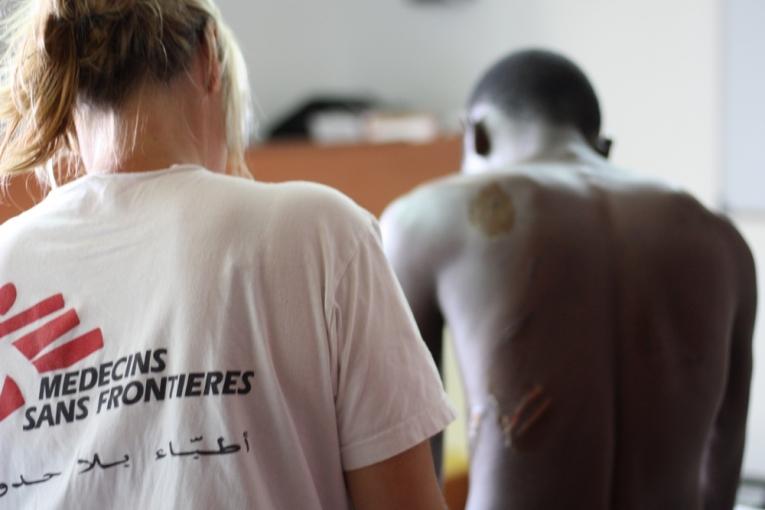 À bord de l’Aquarius navire de sauvetage en Méditerranée les médecins MSF prennent en charge des migrants ayant été victimes de violences en Libye.