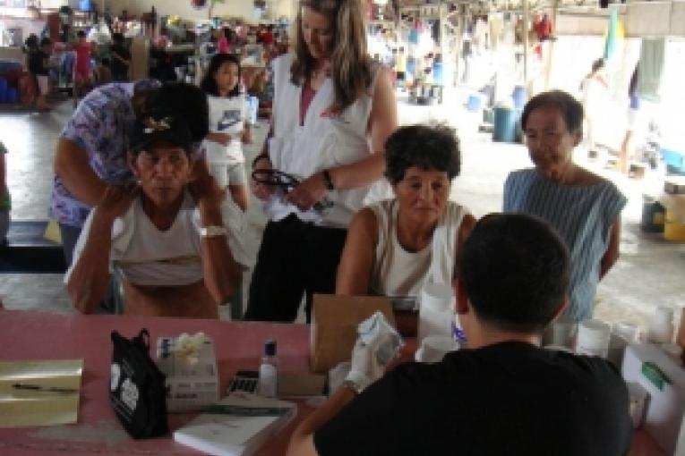 Consultations médicales dans le centre d'évacuation de Pagasa Angono Phillipines Novembre 2009