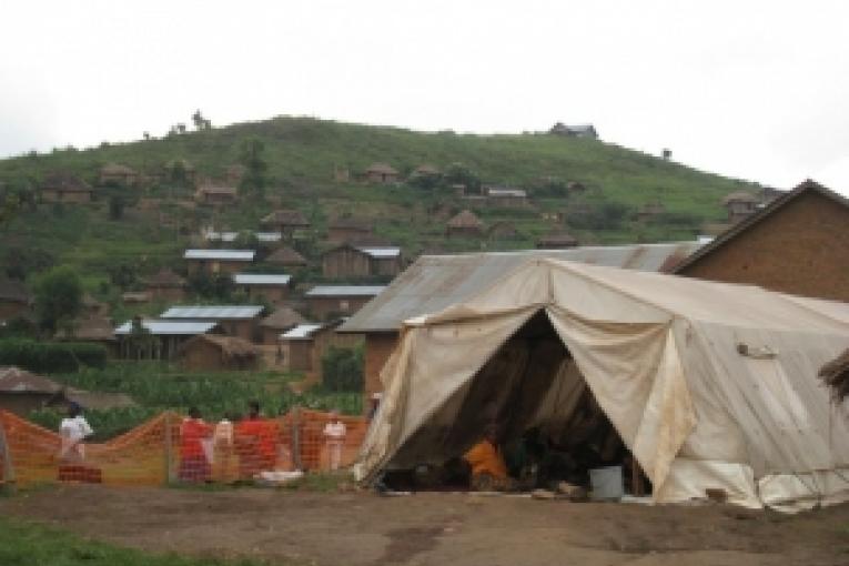 Tente d'isolement pour les rougeoleux à Nyanzale. Décembre 2007.