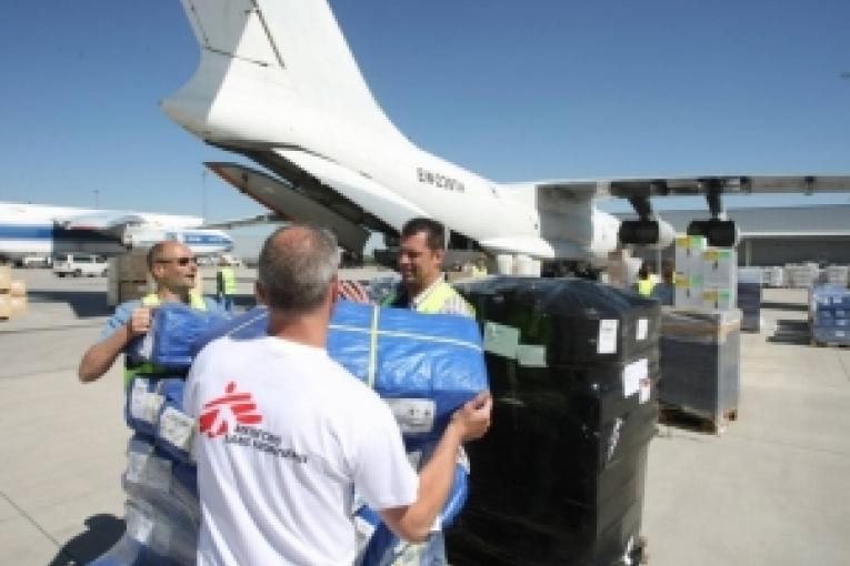 Chargement d'un avion cargo MSF