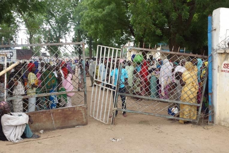 La population de Bama estimée à plus de 10 000 personnes vit regroupée dans un camp. Les taux de mortalité y sont nettement supérieurs au seuil d’urgence. MSF