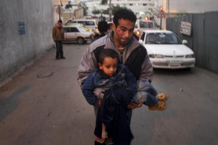 En 22 jours l'offensive militaire israélienne "Plomb durci" lancée le 27 décembre 2008 sur la bande de Gaza fait 1 300 morts (900 civils dont 300 enfants) et environ 5 300 blessés palestiniens. En raison du caractère jugé disproportionné de la ri