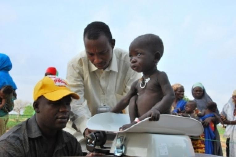 District de Madarounfa région de Maradi. Pesée d\'un enfant lors d\'une distribution de suppléments nutritionnels.