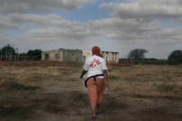 Suite au meurtre trois de ses employés le 28 janvier MSF ferme son programme médical de Kismayo.