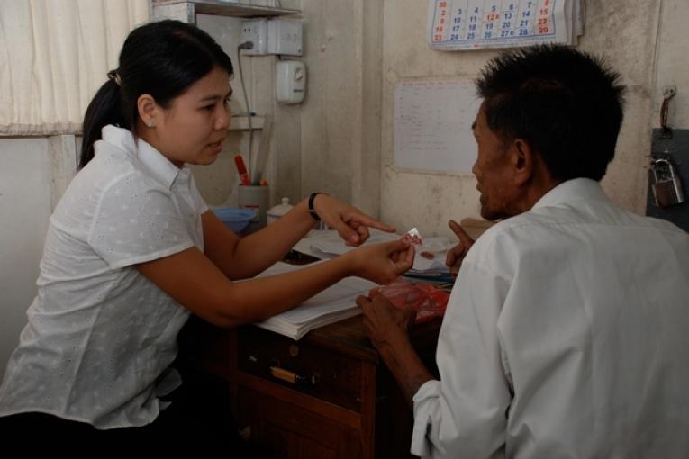 Un patient séropositif en consultation avec MSF. Birmanie  2008 MSF