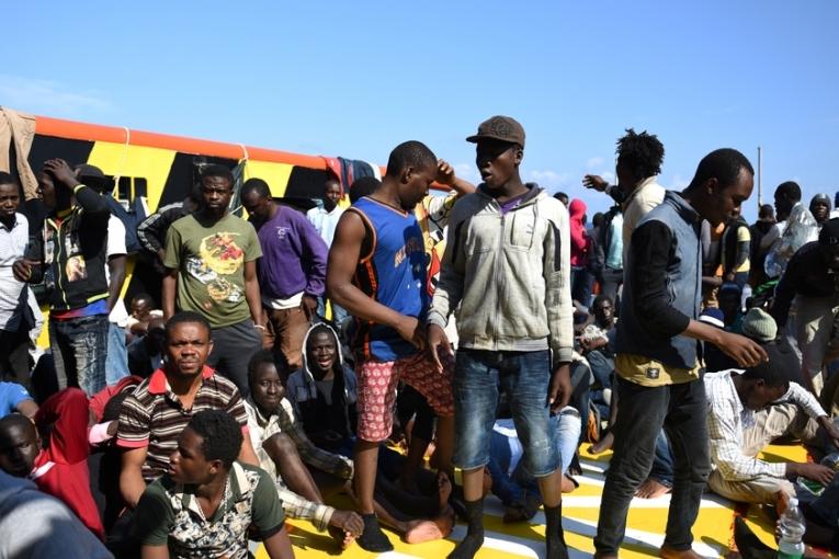 Des migrants sur le pont du Bourbon Argos en juin dernier. MSF
