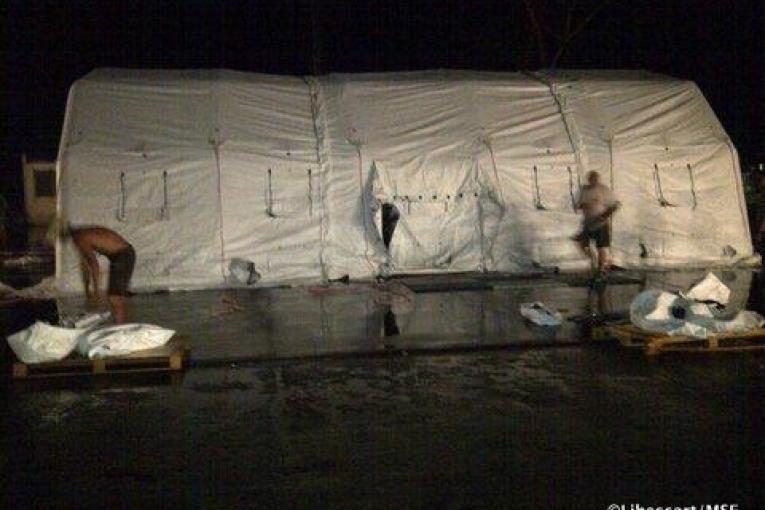 L'hôpital gonflable de MSF sur le site de l'hôpital Béthany à Tacloban aux Philippines novembre 2013.