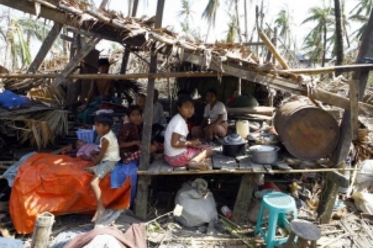 Deux mois après le passage du cyclone Nargis qui a dévasté des régions entières et causé la mort de milliers de personnes les besoins des rescapés restent critiques. Médecins Sans Frontières (MSF) a donné plus de 30 000 consultations médicales 
