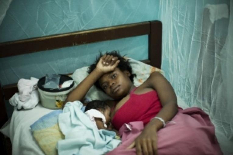 Djenny 18 ans a accouché après le séisme elle donné naissance à un petit garçon en bonne santé qu'elle a nommé Mike.