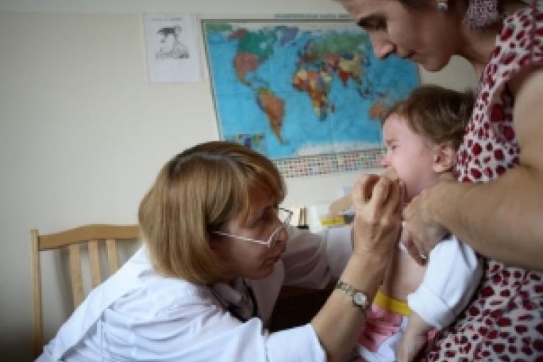 Une pédiatre MSF en consultation à Grozny le 10/10/2006