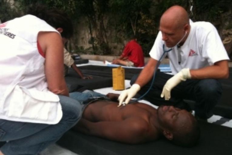 Prise en charge d\'un blessé au bureau MSF à Port au Prince.