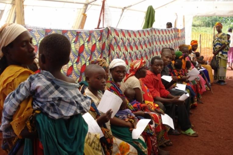 En début d\'année 2010 le Burundi connait une recrudescence importante des cas de paludisme. Pour répondre à l\'épidémie MSF met en place 7 sites de consultations avancées dans la province de Karuzi qui recense plus de 340 000 cas entre les mois de