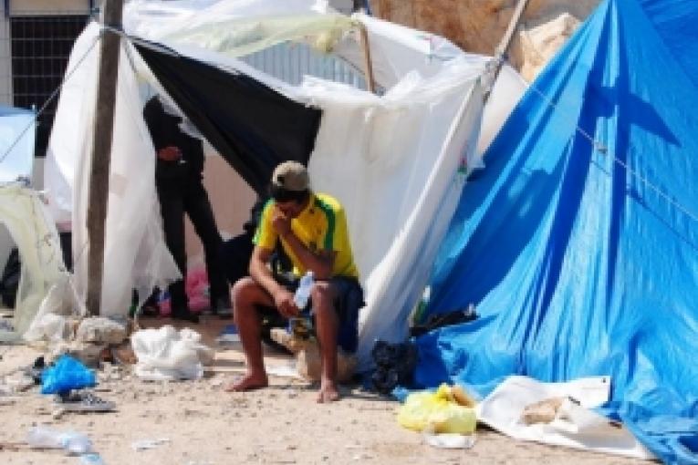 L'Italie doit améliorer considérablement les conditions d'accueil des réfugiés demandeurs d'asile et migrants fuyant l'Afrique du Nord y compris la Libye.