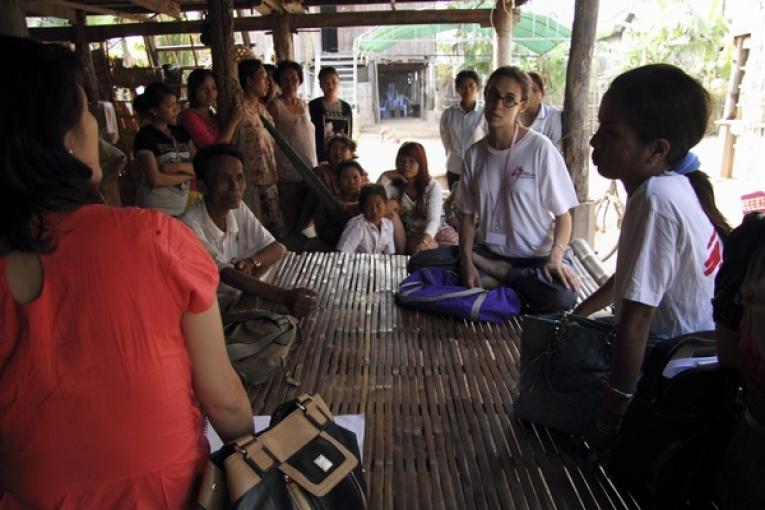 L'infirmière MSF rend régulièrement visite aux patients traités à domicile pour s'assurer qu'ils suivent bien leur traitement contre la tuberculose  Cambodge février 2011.