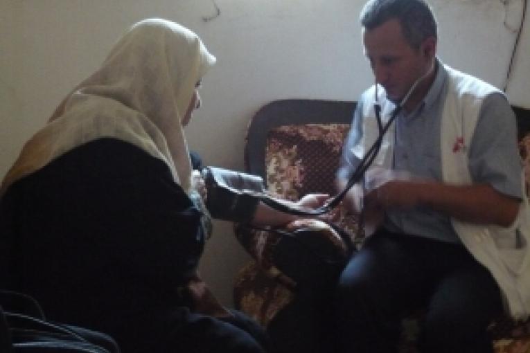 Naplouse  Juillet 2009 : Dr Tareef medecin MSF lors d'une visite au domicile de cette famille.