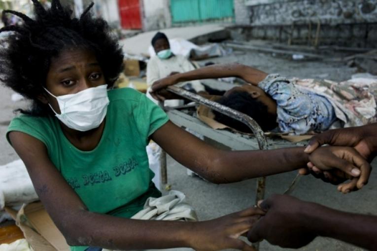 Mardi 12 janvier le tremblement de terre survient en fin d'après midi. « Cinq minutes après le séisme les gens frappaient à la porte pour obtenir de l'aide » raconte Jeanne Cabeza coordinateur médical MSF qui travaillait à Pacot ce jour là. « No