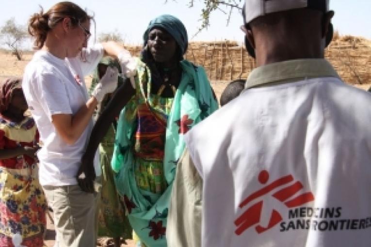 Tchad mars 2009. Une infirmière MSF vaccine une patiente contre le tétanos.
