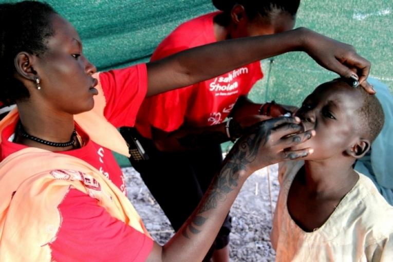 Une employée MSF vaccine un résident du camp de Maban au Soudan du Sud 2013.