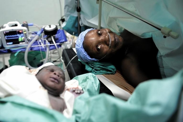 Une patiente après une césarienne àl'hôpital d'Anyama en juin 2011.
