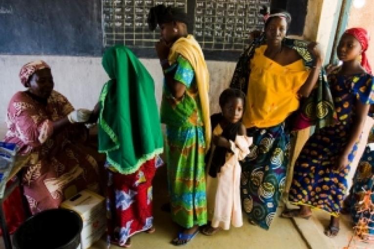 Niger avril 2009. Les équipes MSF travaillent en étroite collaboration avec le ministère de la Santé pour limiter la propagation de l'épidémie et soigner les malades.