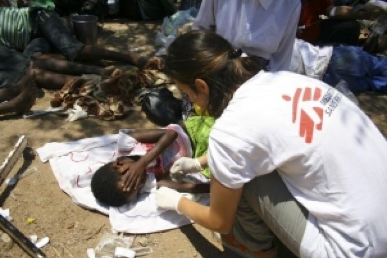 Zimbabwe novembre 2008. Dans un centre de traitement du choléra de MSF.