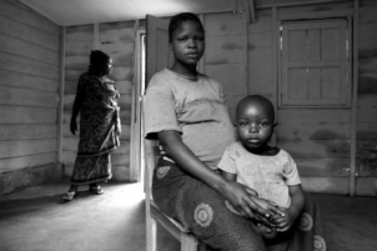 Espérance a 24 ans et un troisième enfant dans son ventre. Son second enfant est mort à l'âge d'un mois et d'une semaine. Elle a parcouru 12 kilomètres dans les collines pour venir au village d'accueil de l'hôpital de Masisi situé dans la province