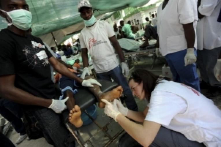 Les équipes de MSF à Port au Prince toujours sous une forte pression cherchent des structures d'accueil supplémentaires pour faire de la chirurgie d'urgence et s'efforcent de faire rentrer du matériel médical.