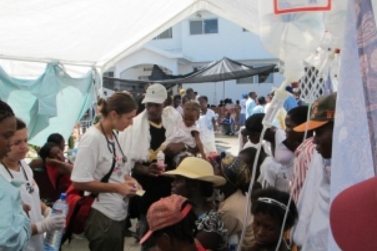 Des patients reçoivent un traitement contre le choléra à l\'hôpital Saint Nicolas à Saint Marc