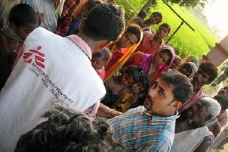 District de Araria Etat de Bihar State Inde. Des équipes MSF distribuant des biens de première nécessité aux populations touchées par les inondations.