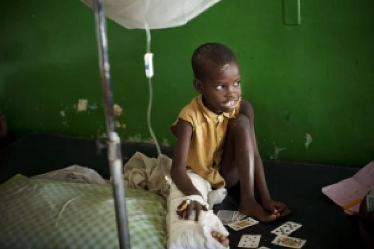 Passée la phase d'urgence les activités médicales de MSF reprennent lentement la voie de la "normalité ". Dans les hôpitaux et les cliniques où elles travaillent nos équipes poursuivent les soins aux blessés mais prennent également en charge des 