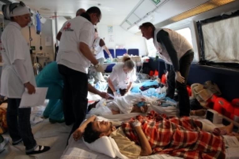 Le 15 avril Médecins Sans Frontières (MSF) a évacué par bateau 99 personnes dont 64 blessés de la ville libyenne de Misrata où les structures médicales sont débordées par l'afflux de personnes blessées dans les violences.