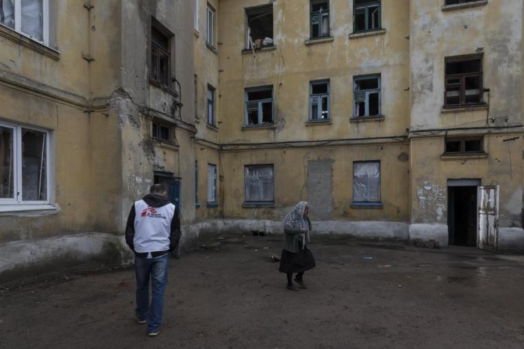 Un médecin MSF va faire une visite au domicile d'un patient âgé