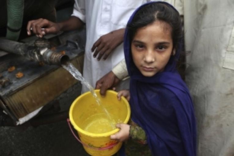Une distribution d\'eau potable par MSF à Nowshera  août 2010