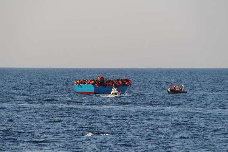 Les équipes du Dignity I à la rescousse d'un bateau de fortune transportant entre 600 et 700 personnes. MSF