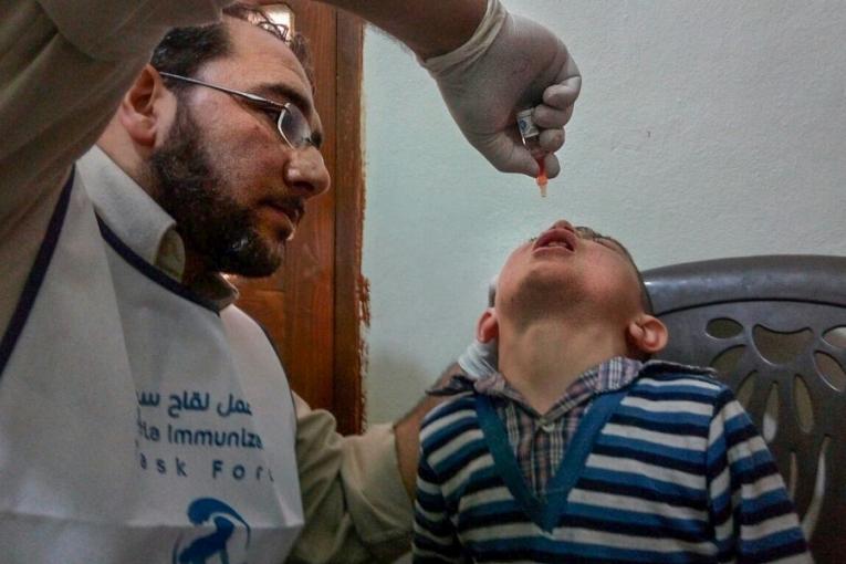 Le Dr. Hussein pédiatre avec un jeune patient.