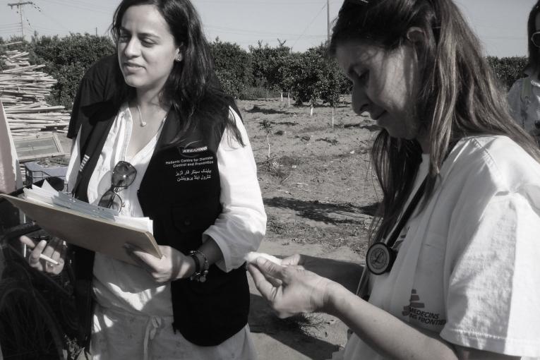Iro Evlampidou médecin et coordinatrice de projet pour MSF (à droite) mène des séances de dépistage pour déceler les cas de paludisme parmi la population locale.