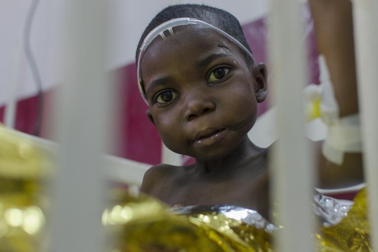Tatiana âgée de 4 ans souffre du paludisme et de malnutrition. Elle est prise en charge par les équipes MSF de Carnot.