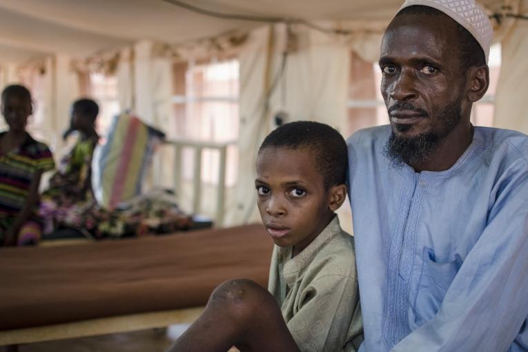 Ousman 8 ans et Adou Mahato son père à l'hôpital de Bria mars 2015