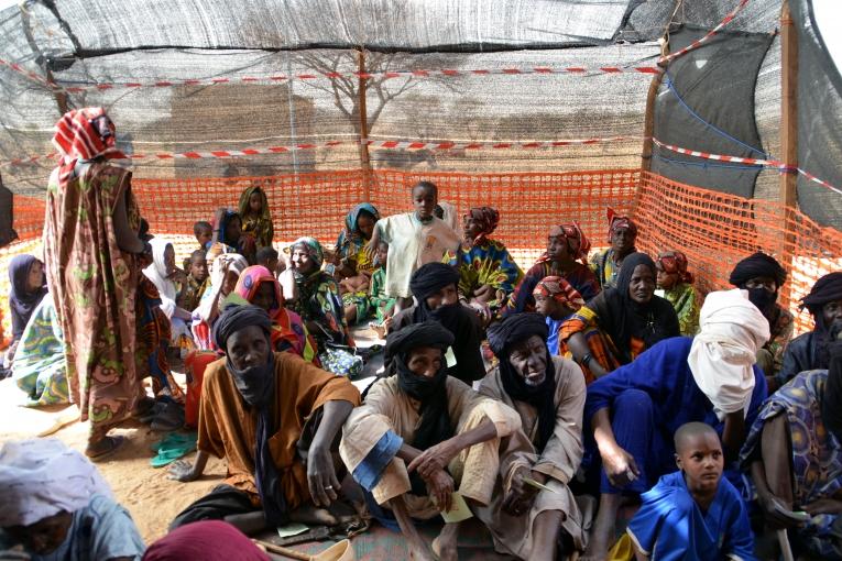 Attente devant le centre de santé de Gandafabou où MSF intervient.