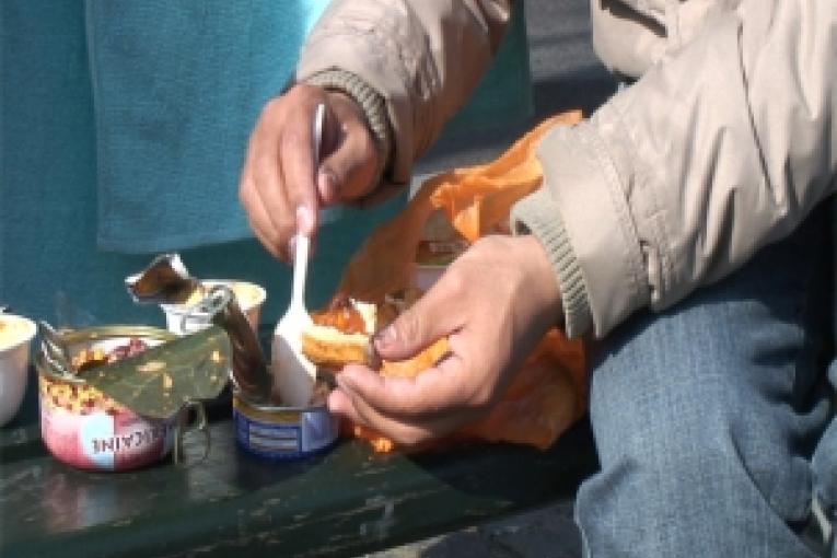 Des centaines d'Afghans continuent de vivre et dormir dans la rue à Paris dans des conditions inhumaines.