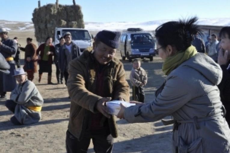 Une travailleuse MSF fournit une trousse de premiers secours à un éleveur nomade  Province d\'Uvs Mongolie octobre 2010